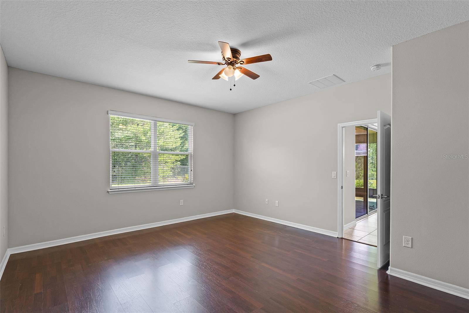 Image 25 of 62 For 405 Freesia Court