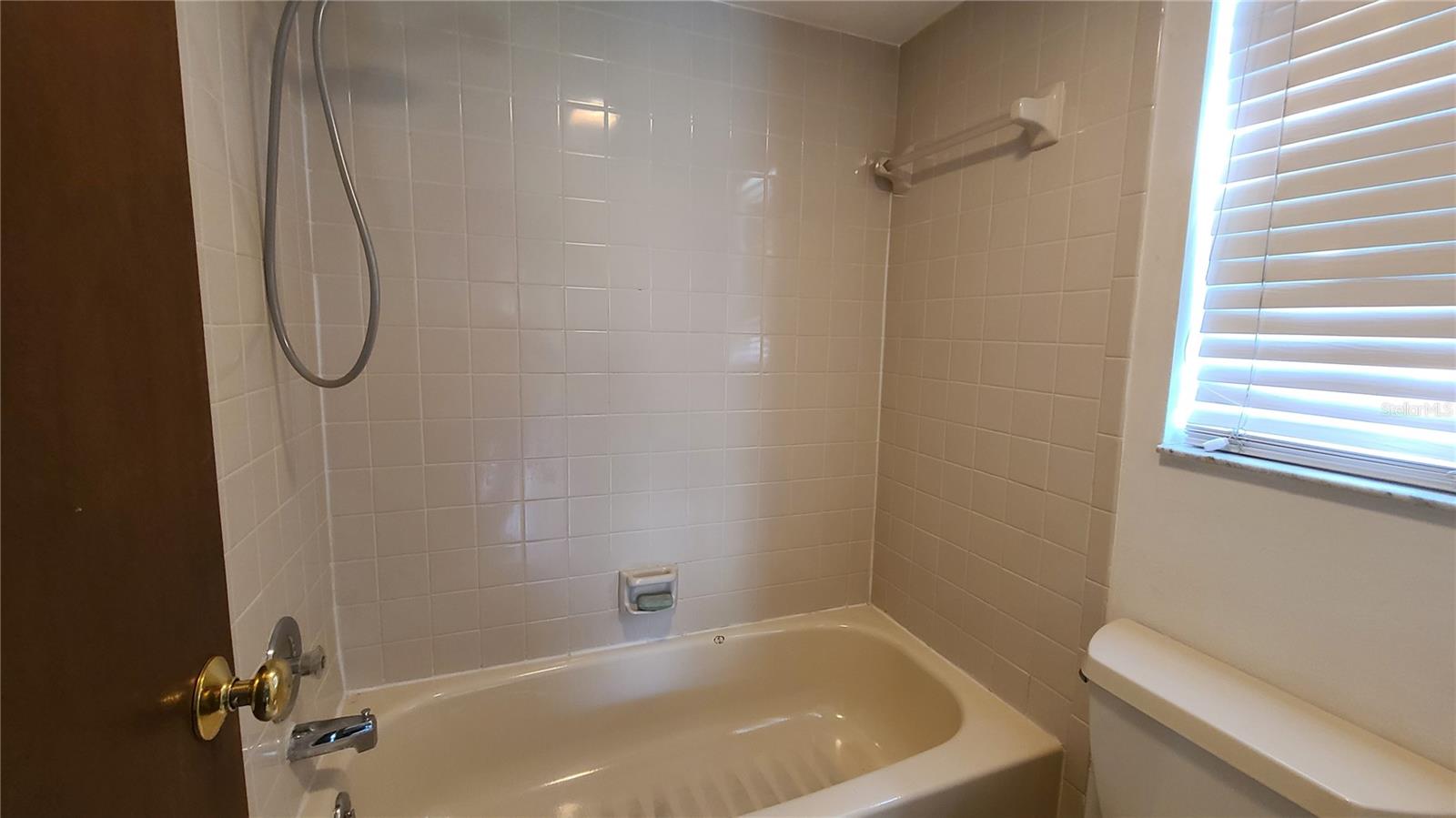Image 9 of 17 For 3100 Sir Hamilton Circle 1