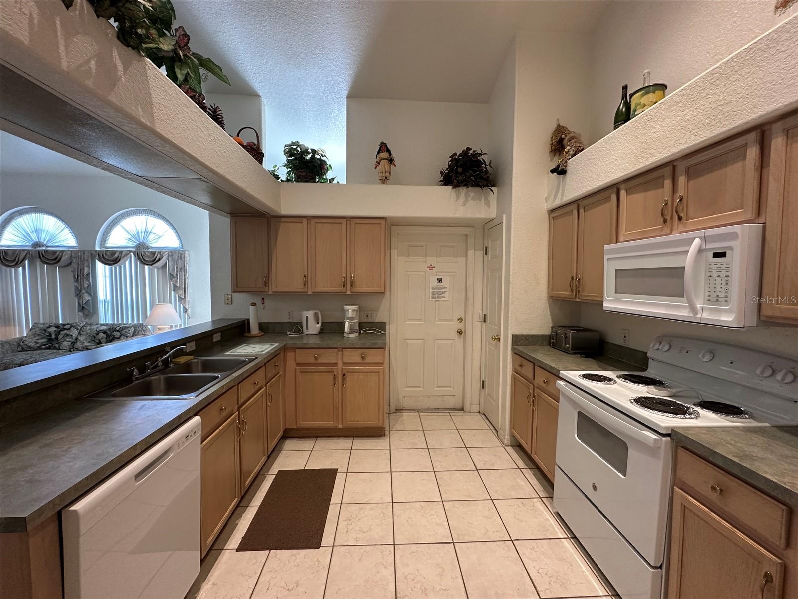 Image 11 of 36 For 5604 Loma Vista Drive W