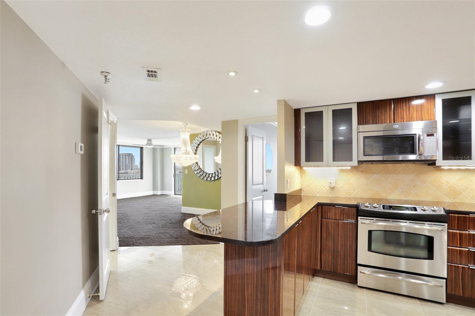 Image 6 of 67 For 400 Colonial Drive 1202