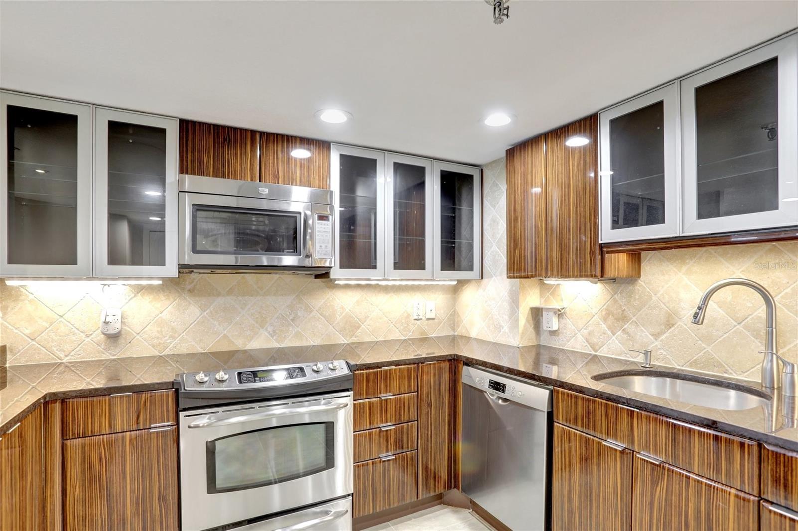 Image 8 of 67 For 400 Colonial Drive 1202
