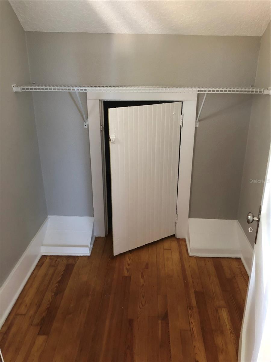 Image 33 of 41 For 1717 Kaley Avenue