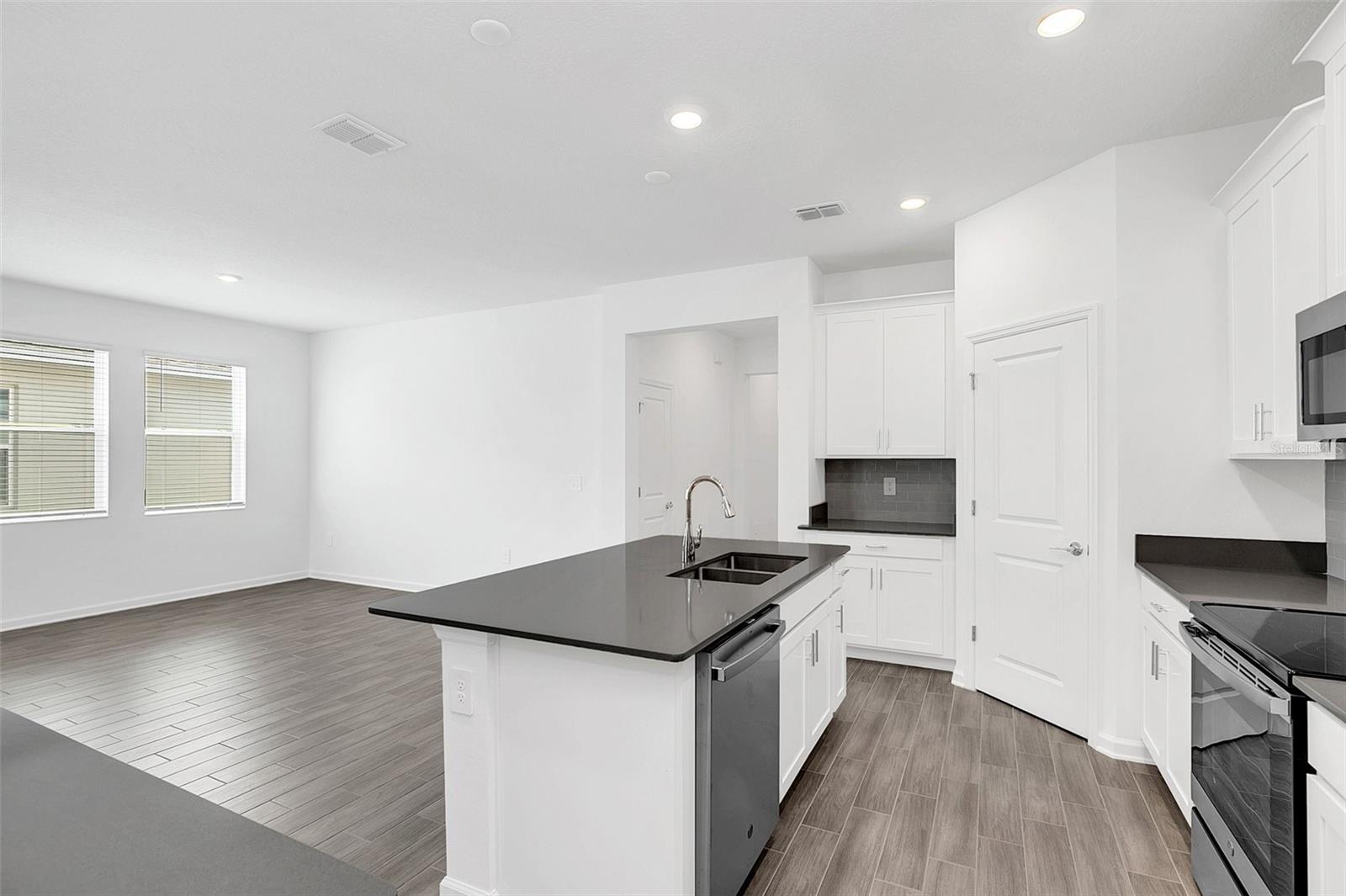 Image 6 of 30 For 6243 Lakepine Street