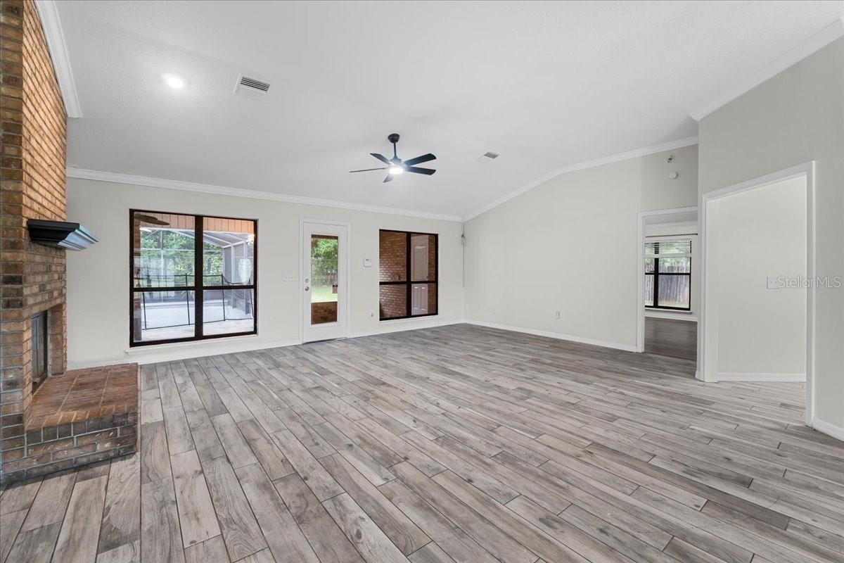 Image 12 of 39 For 157 Ambergate Court