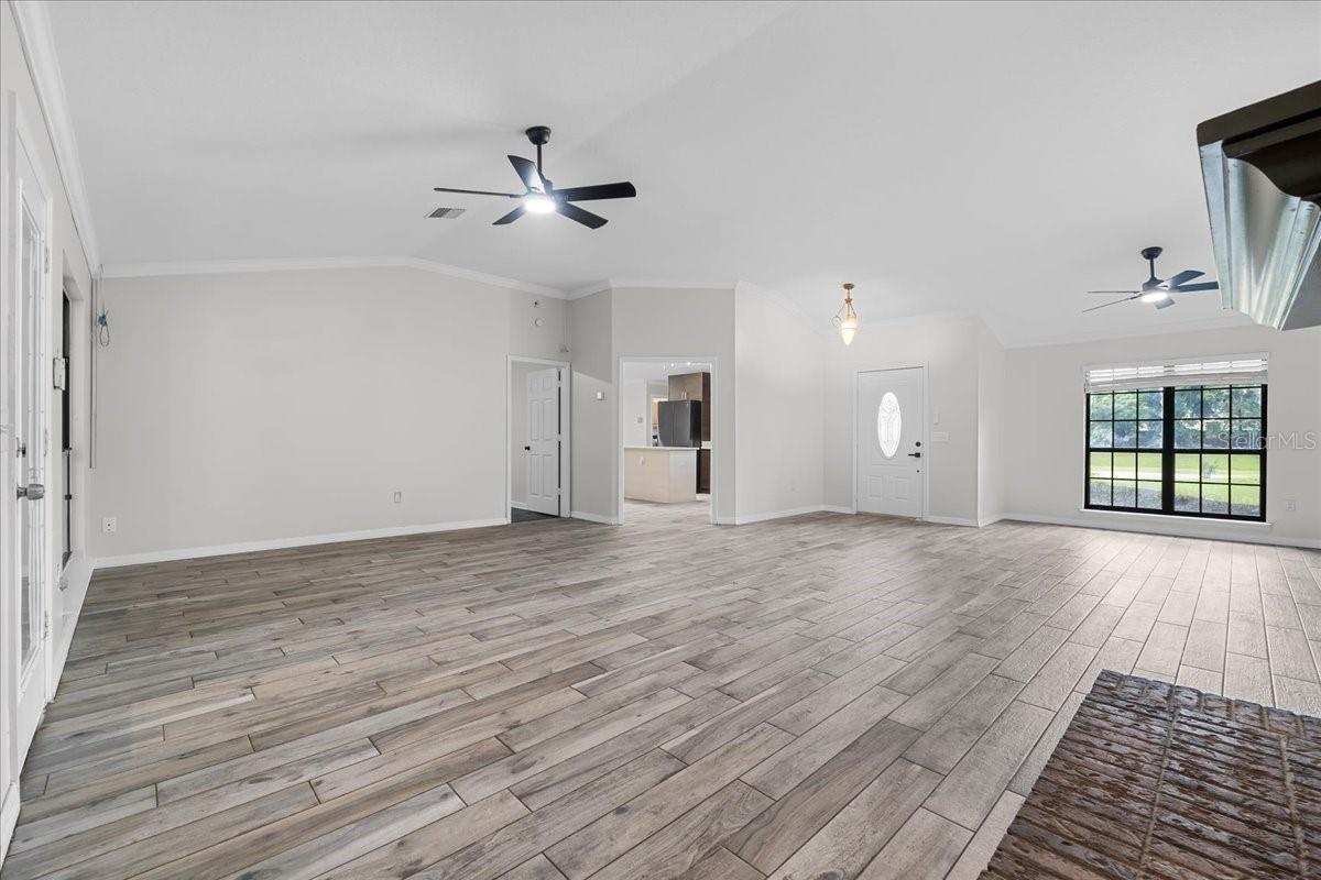 Image 14 of 39 For 157 Ambergate Court