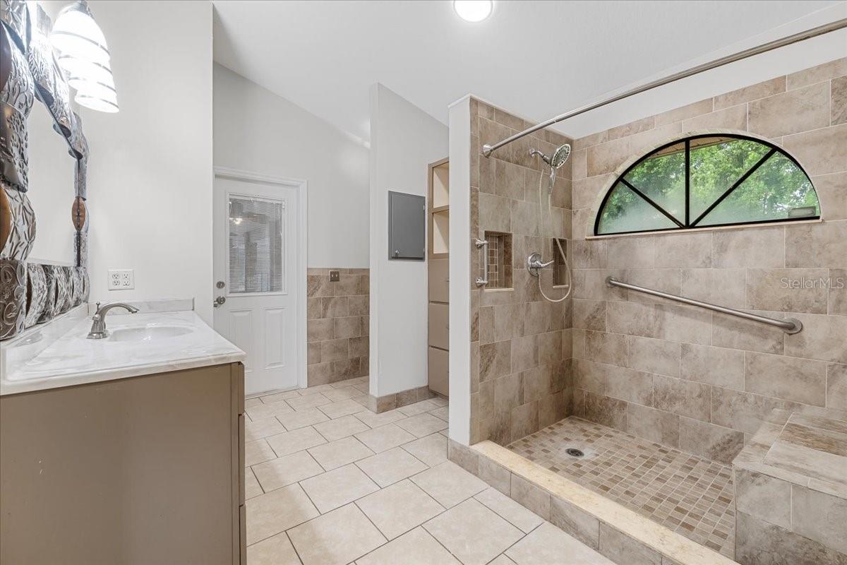 Image 24 of 39 For 157 Ambergate Court