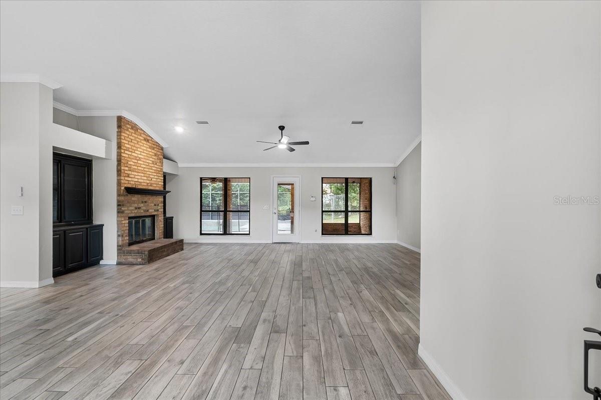 Image 6 of 39 For 157 Ambergate Court