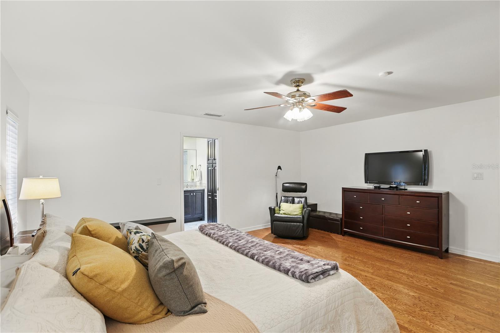 Image 22 of 51 For 628 Riverpark Circle