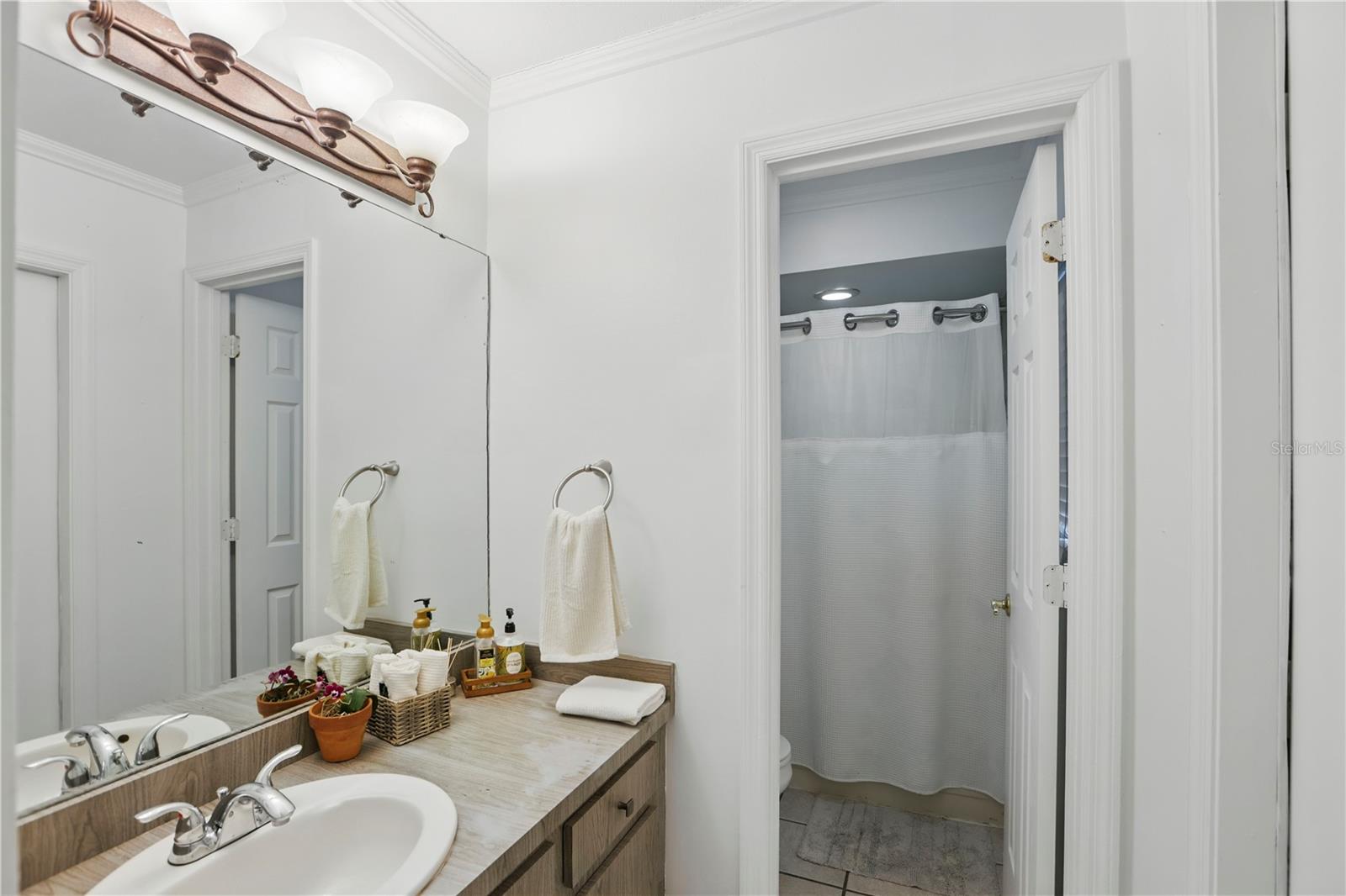 Image 31 of 51 For 628 Riverpark Circle