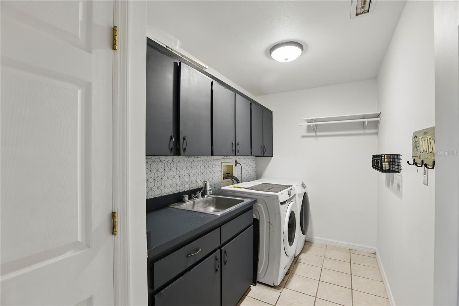 Image 37 of 51 For 628 Riverpark Circle
