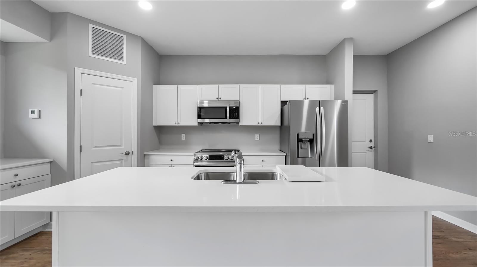 Image 10 of 46 For 4905 Pall Mall Street E