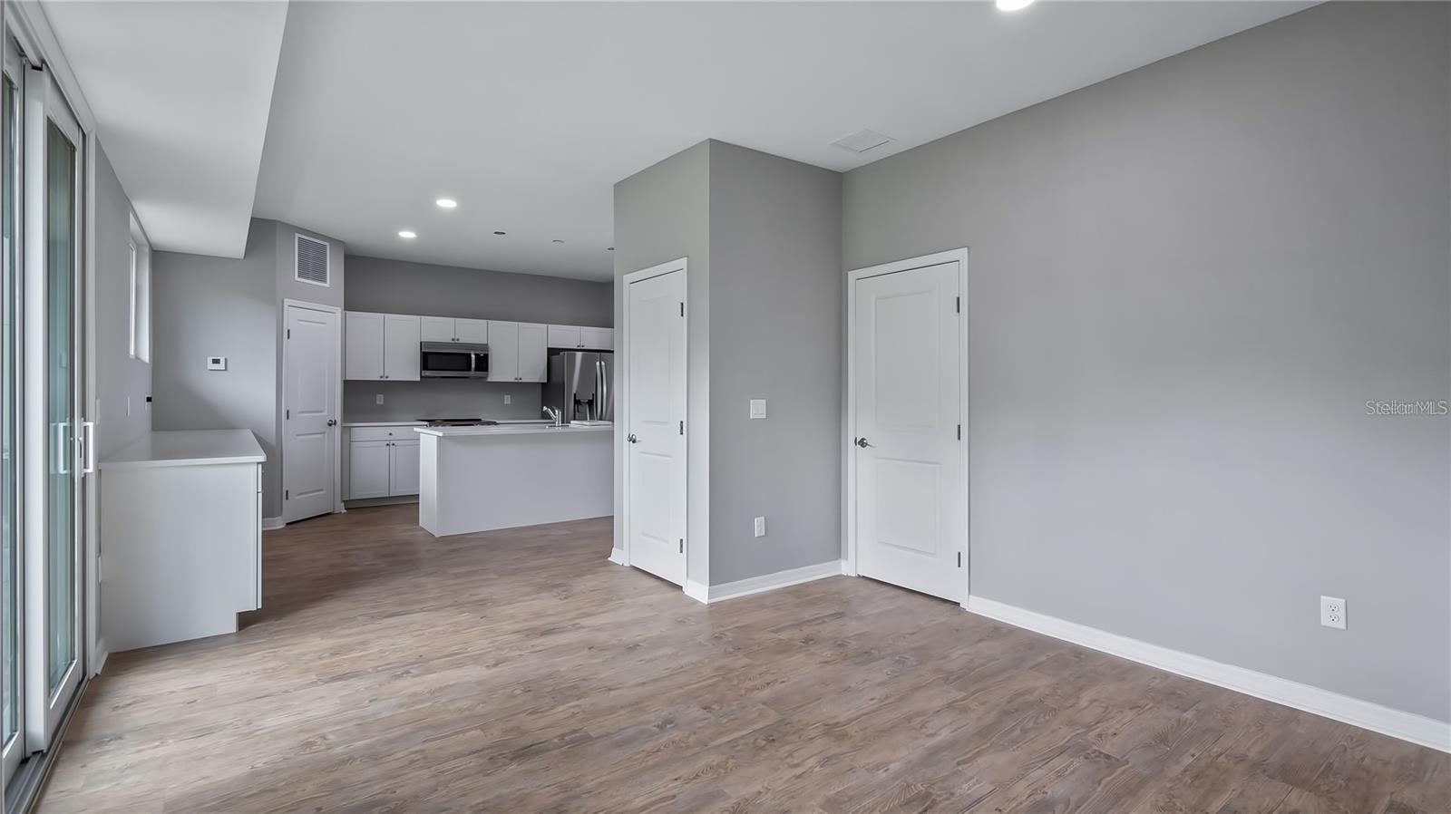 Image 14 of 46 For 4905 Pall Mall Street E