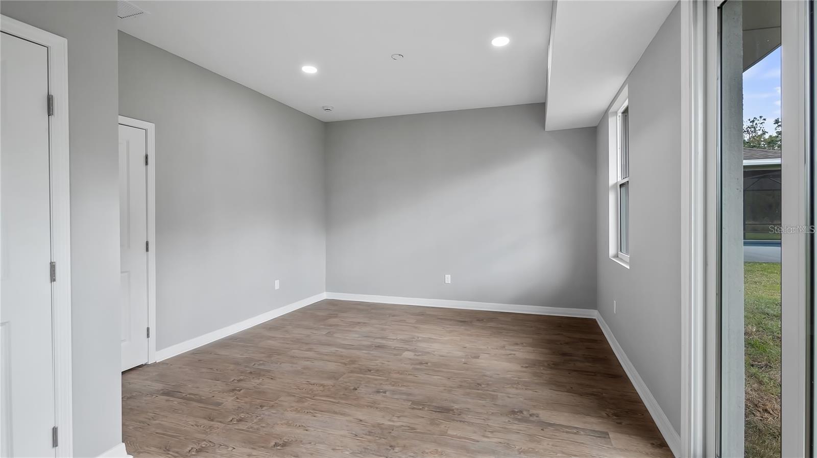 Image 16 of 46 For 4905 Pall Mall Street E