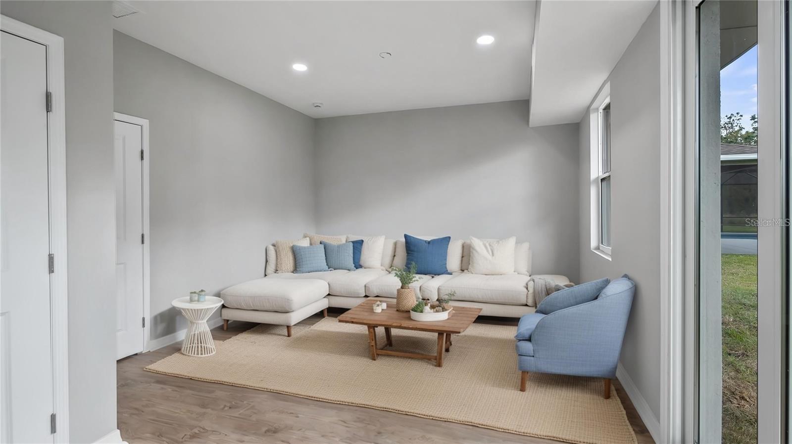 Image 17 of 46 For 4905 Pall Mall Street E