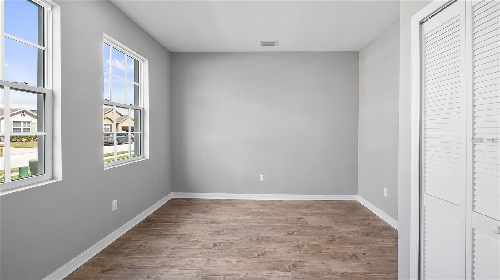 Image 19 of 46 For 4905 Pall Mall Street E