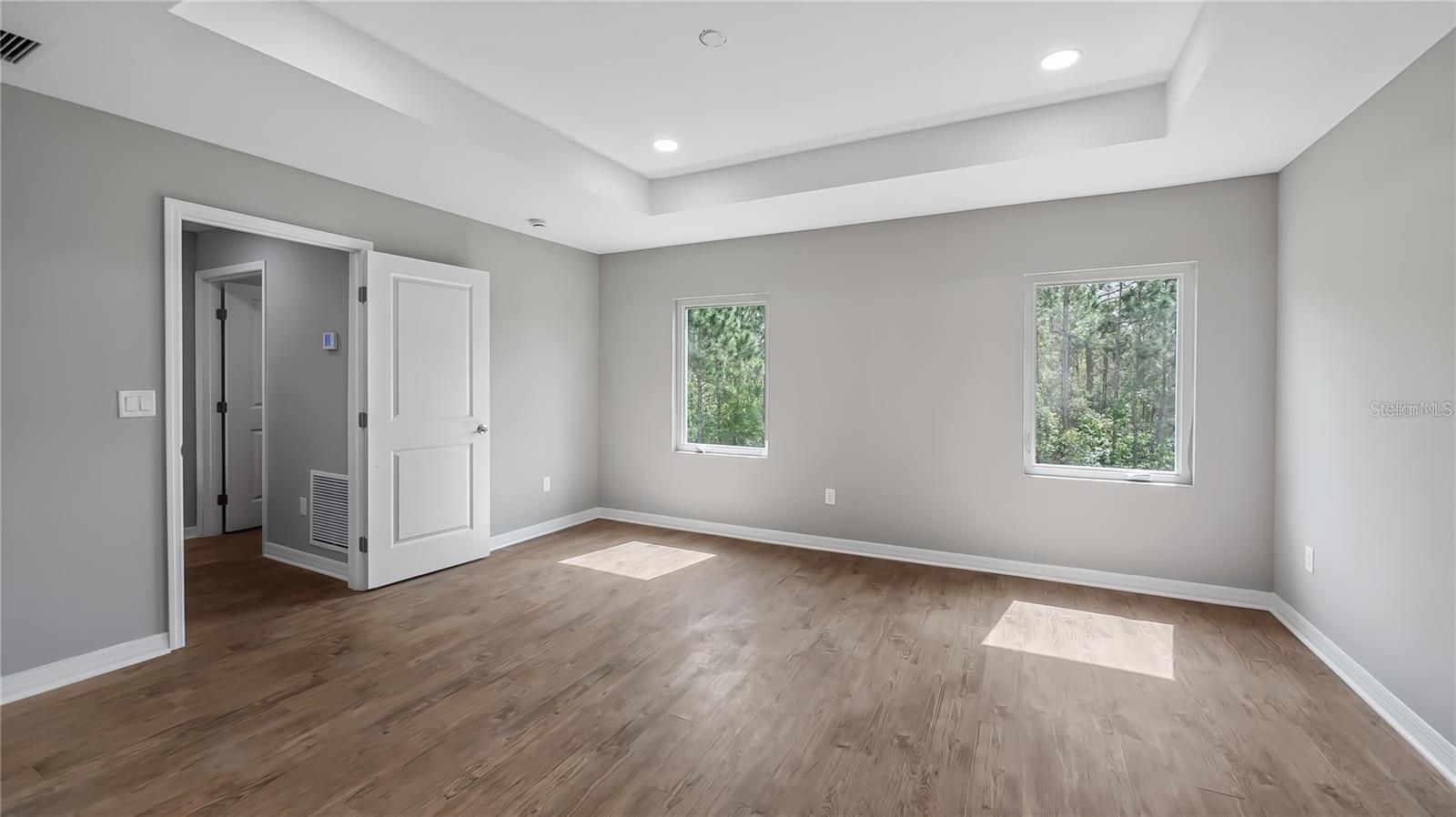 Image 24 of 46 For 4905 Pall Mall Street E