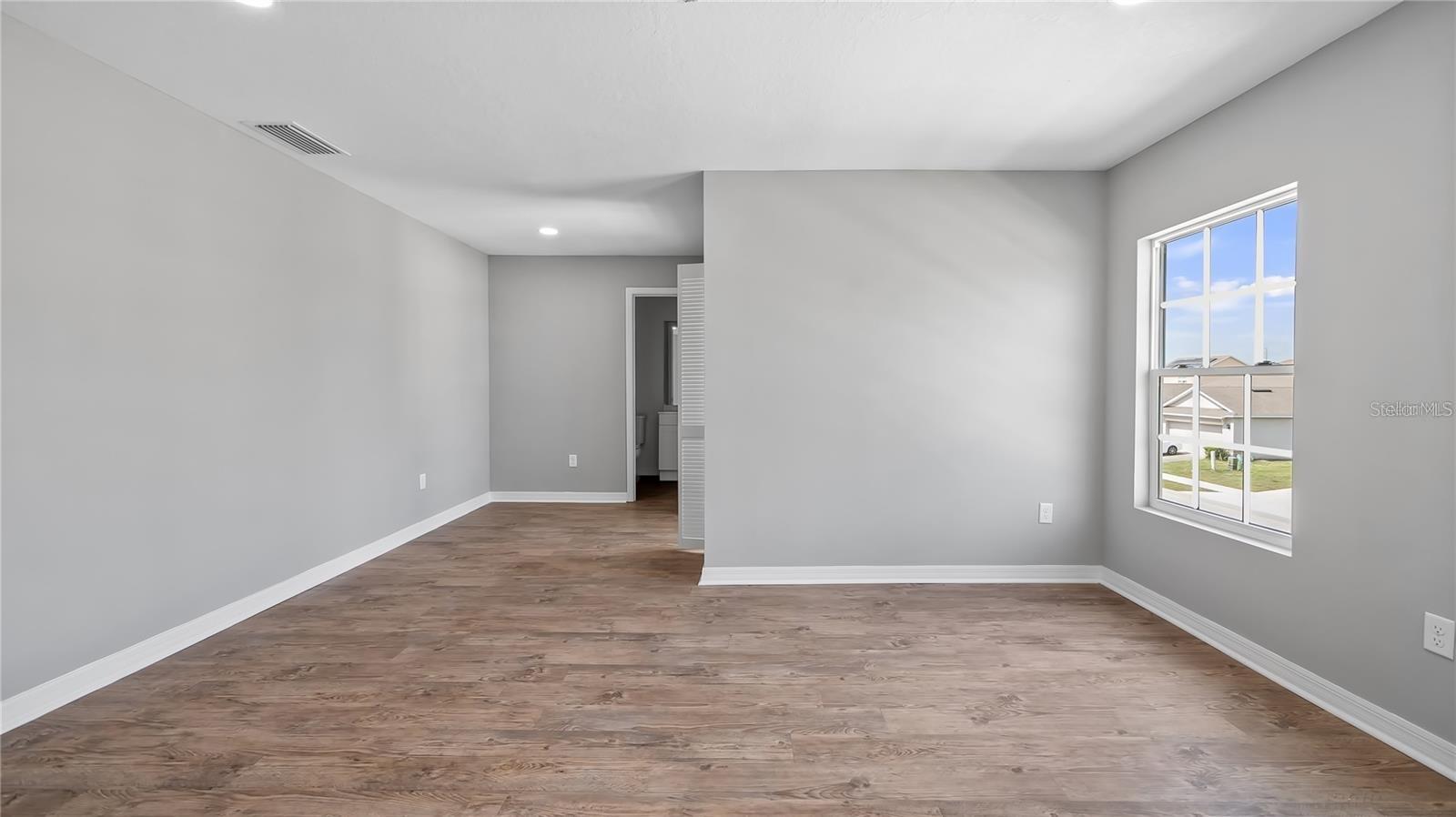 Image 30 of 46 For 4905 Pall Mall Street E
