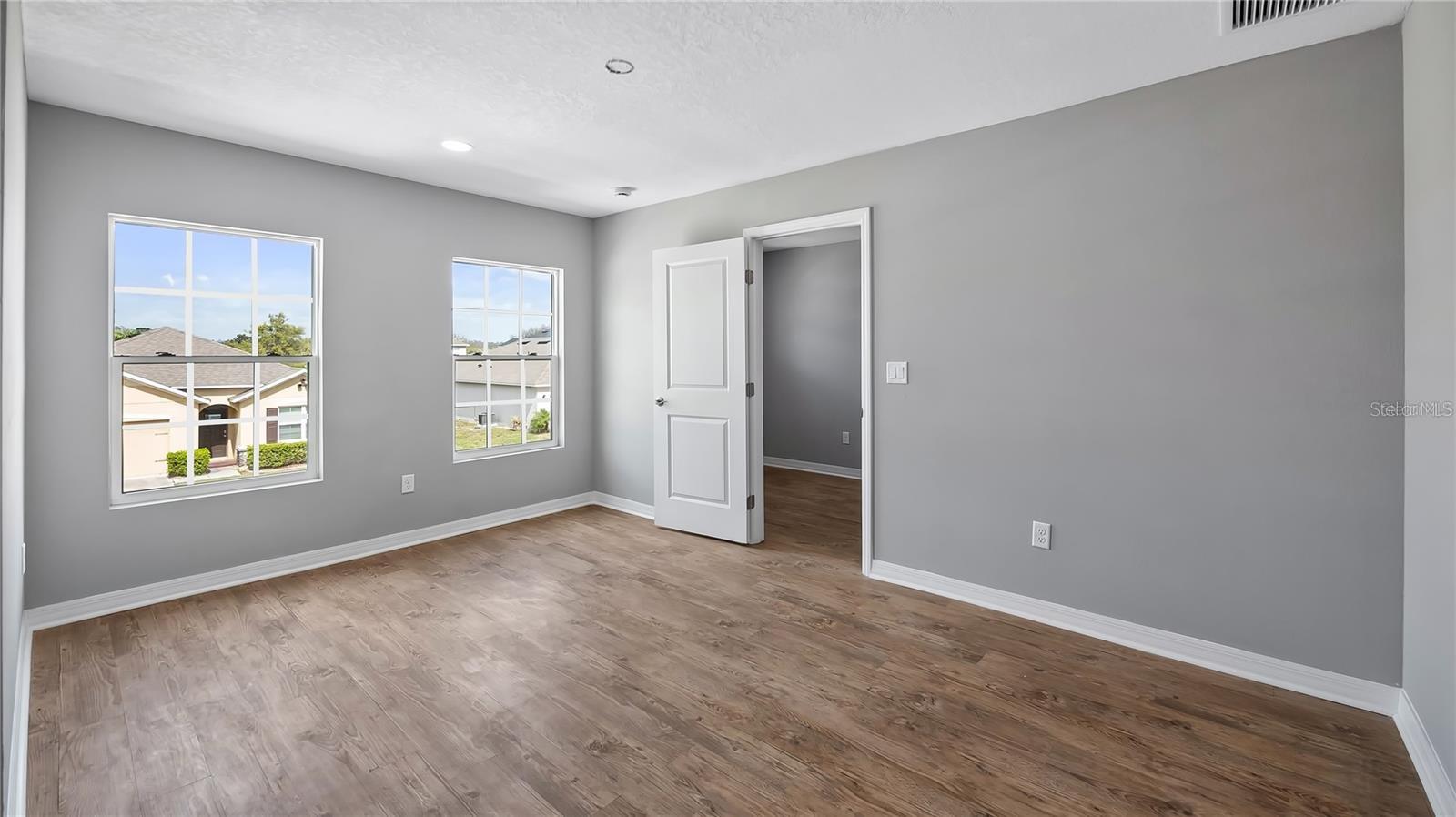 Image 32 of 46 For 4905 Pall Mall Street E