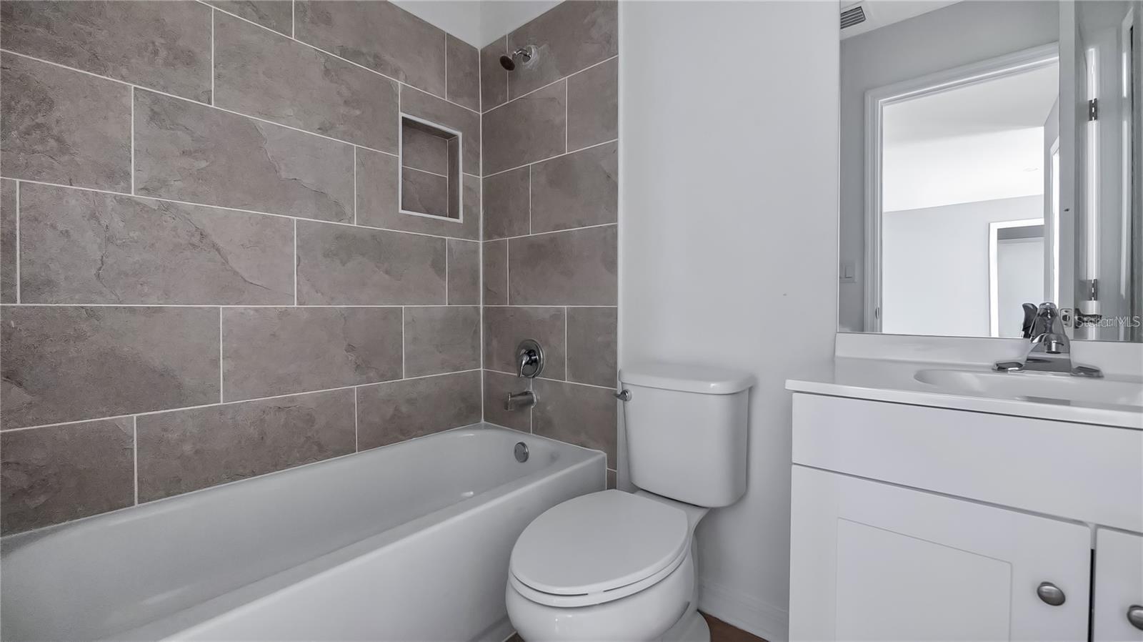 Image 33 of 46 For 4905 Pall Mall Street E