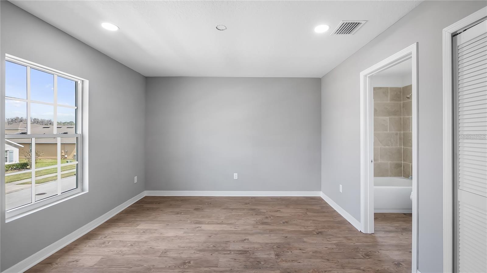 Image 34 of 46 For 4905 Pall Mall Street E
