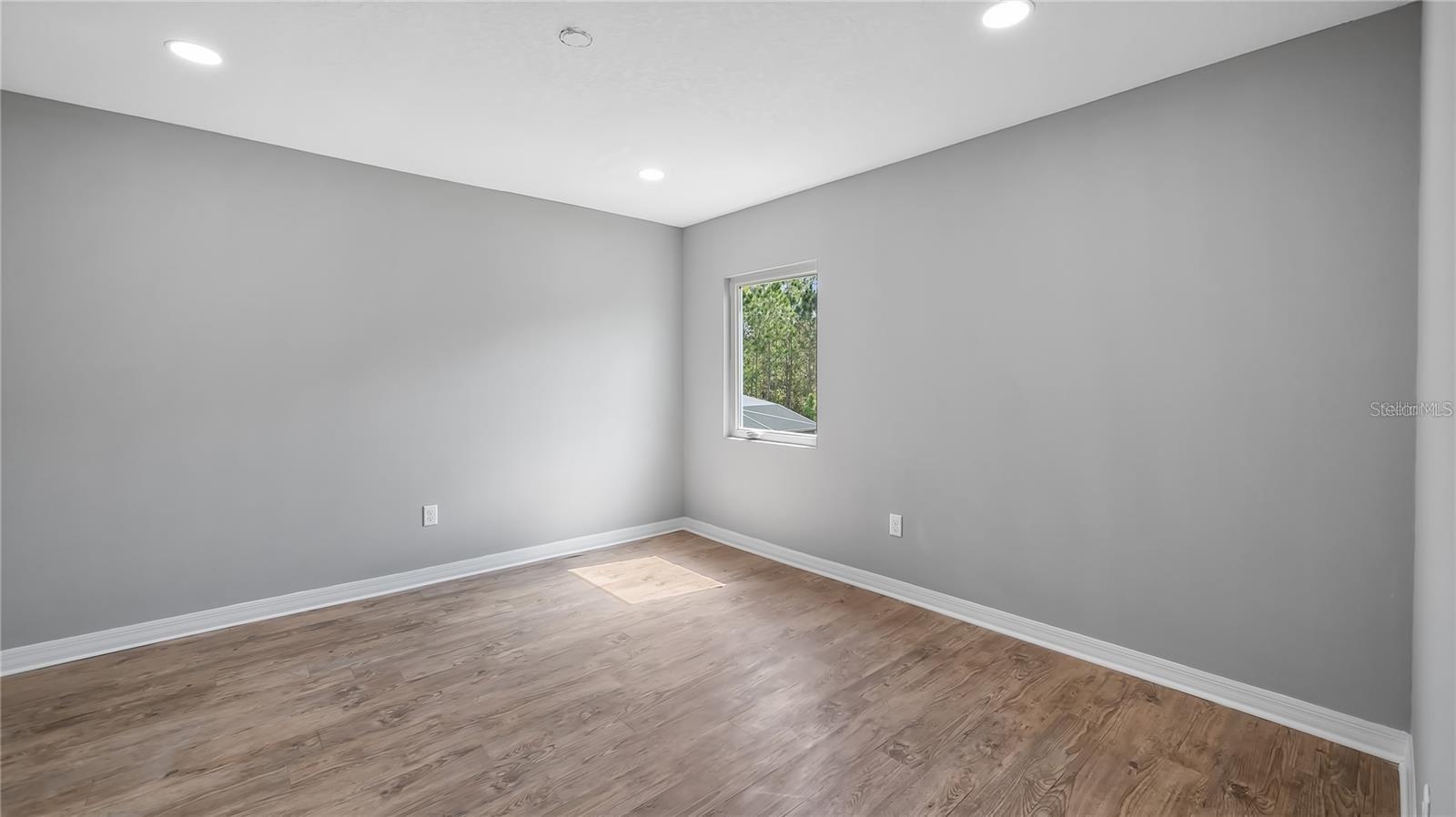 Image 38 of 46 For 4905 Pall Mall Street E