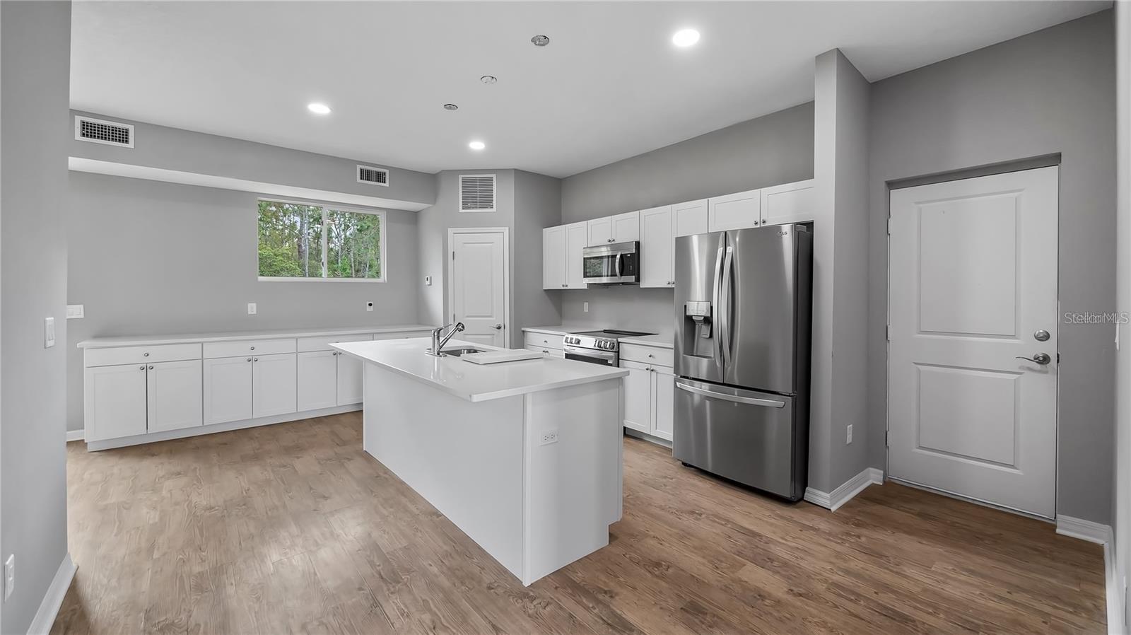 Image 7 of 46 For 4905 Pall Mall Street E
