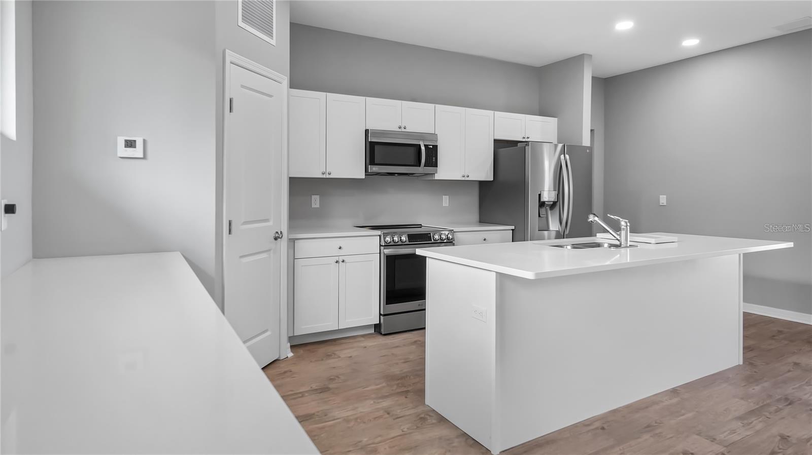 Image 9 of 46 For 4905 Pall Mall Street E