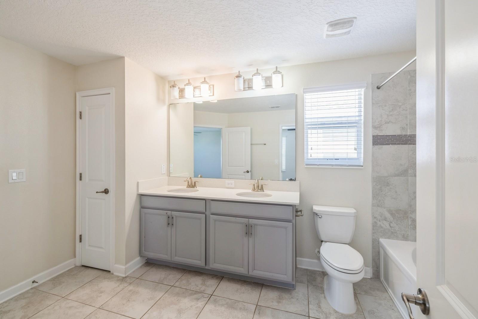 Image 14 of 33 For 11941 Sonnet Avenue