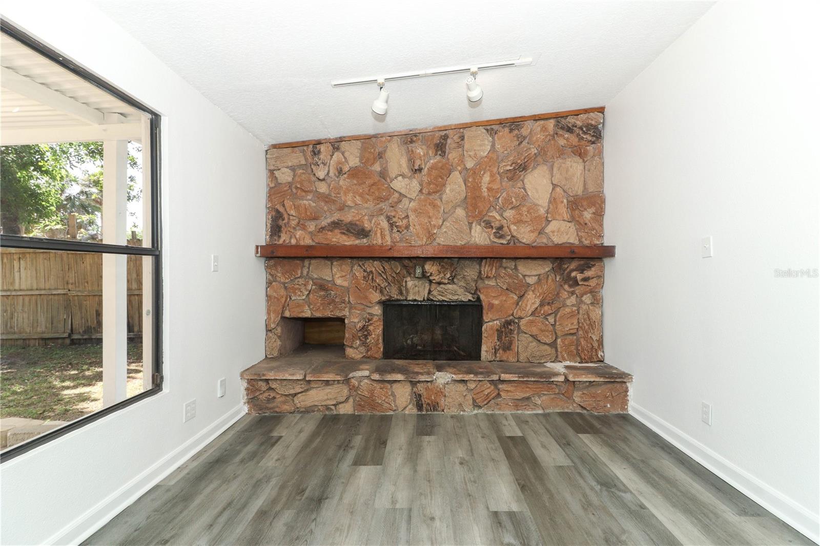 Image 14 of 43 For 707 Solandra Drive