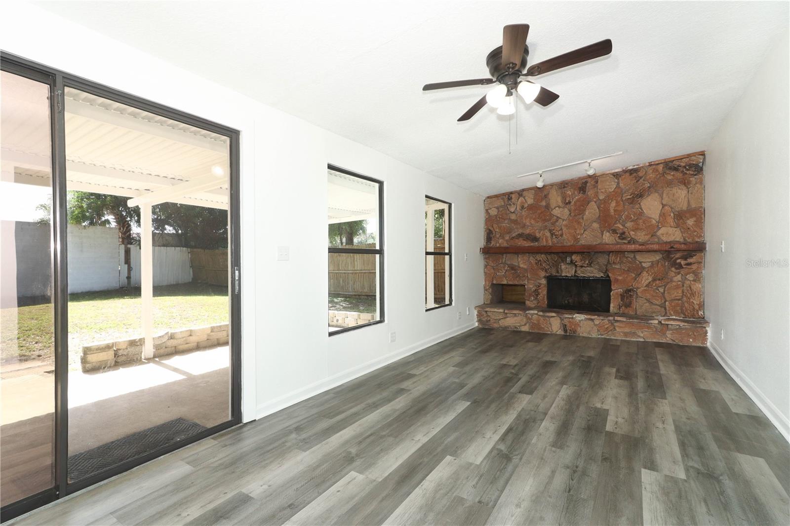 Image 15 of 43 For 707 Solandra Drive