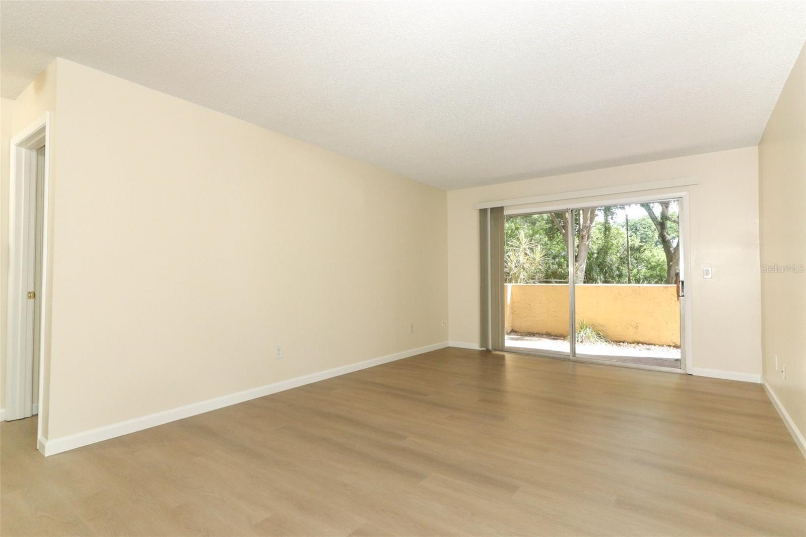 Image 15 of 33 For 662 Kenwick Circle 102