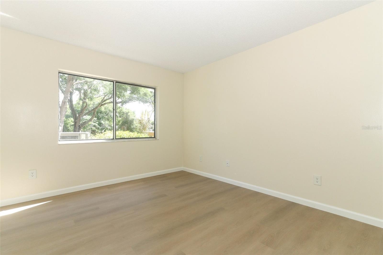 Image 19 of 33 For 662 Kenwick Circle 102