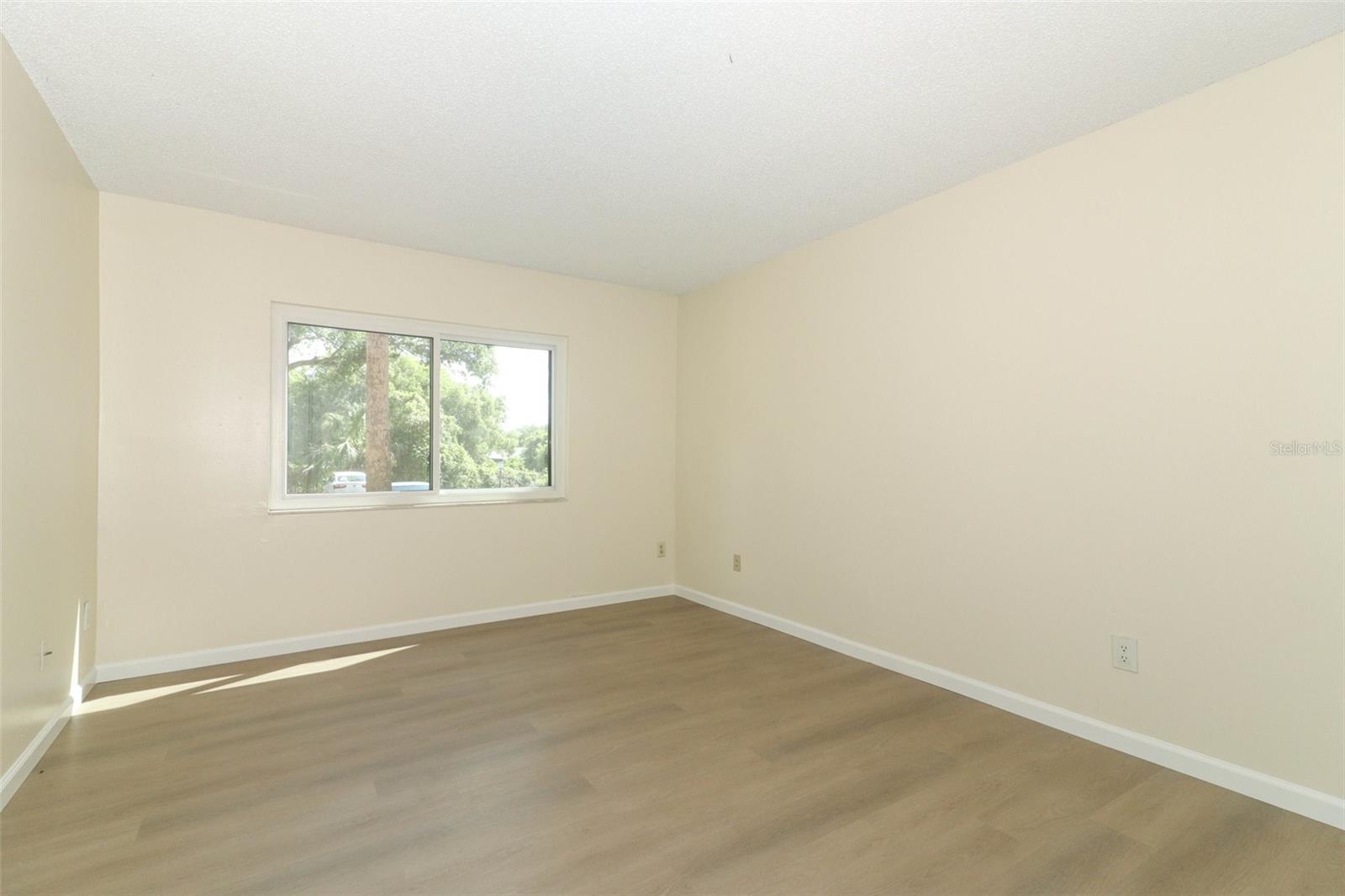Image 22 of 33 For 662 Kenwick Circle 102