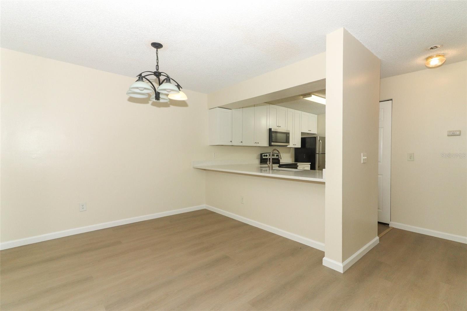 Image 3 of 33 For 662 Kenwick Circle 102