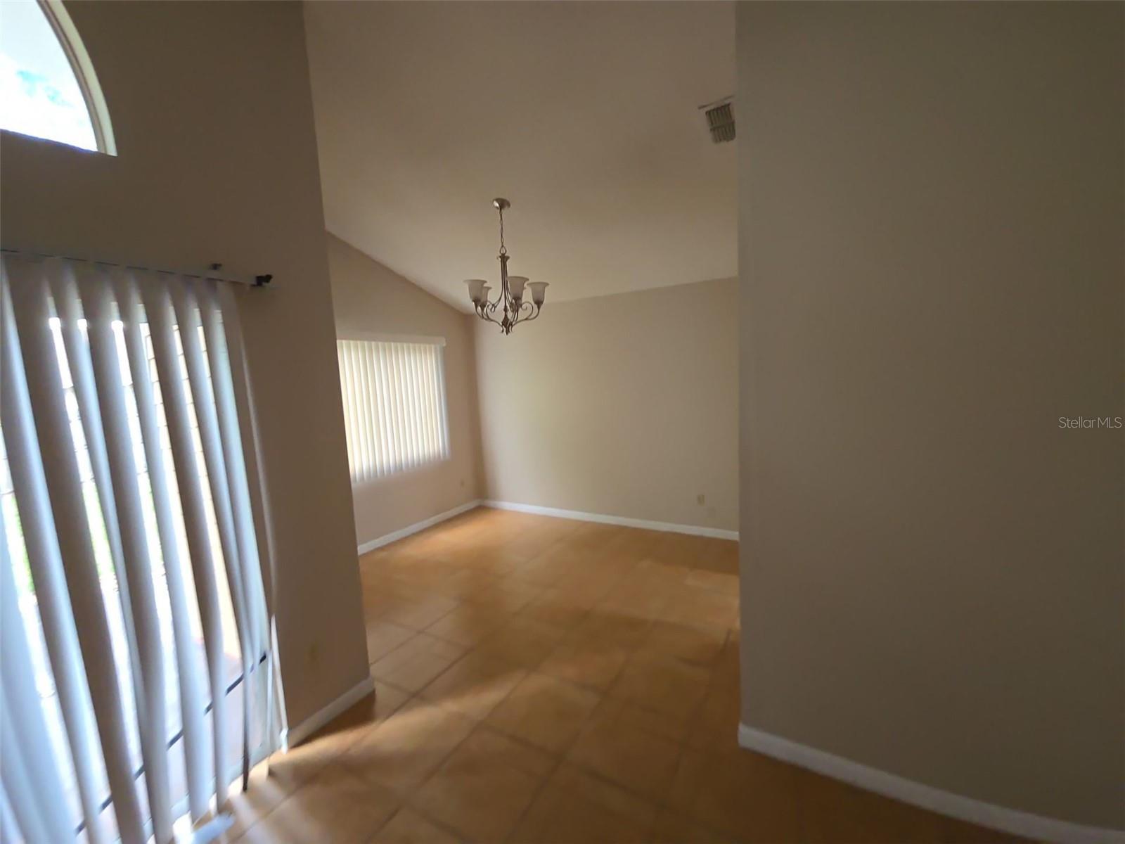 Image 5 of 12 For 129 Edgewater Circle
