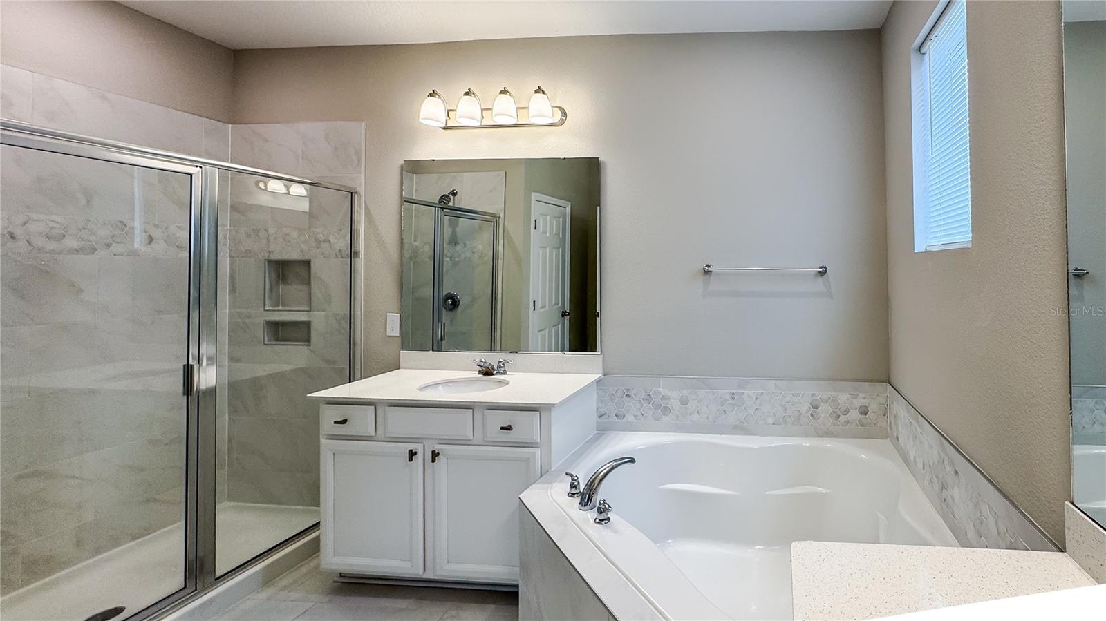 Image 21 of 29 For 9917 Summerlake Groves Street