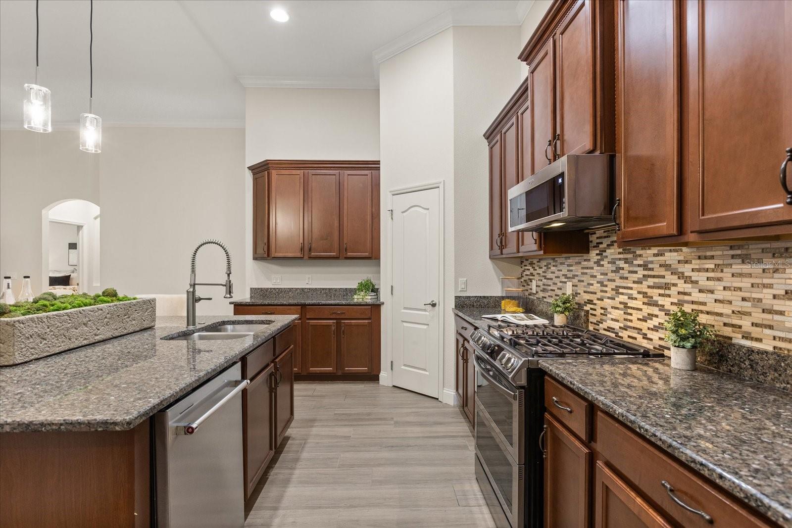 Image 16 of 44 For 886 Sherbourne Circle