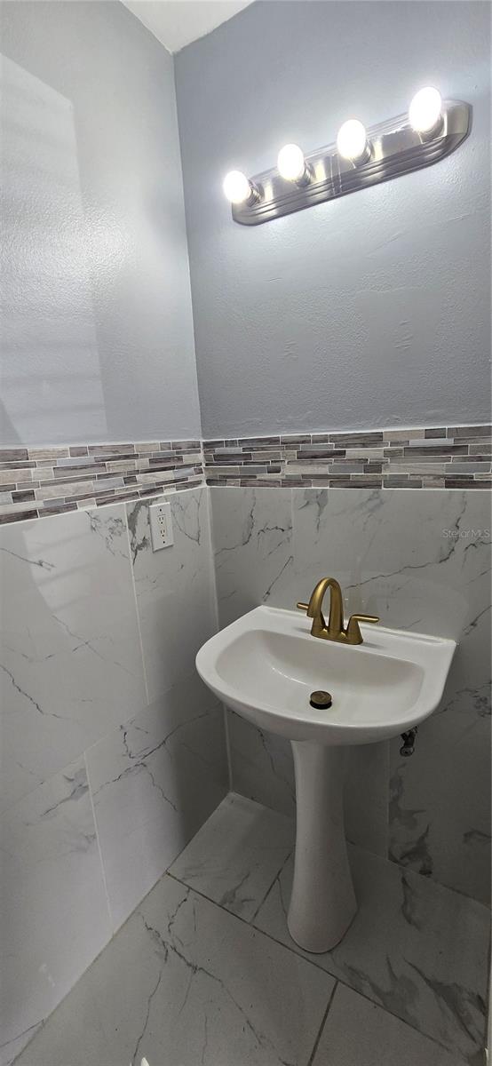 Image 7 of 60 For 8612 Valley Ridge Court