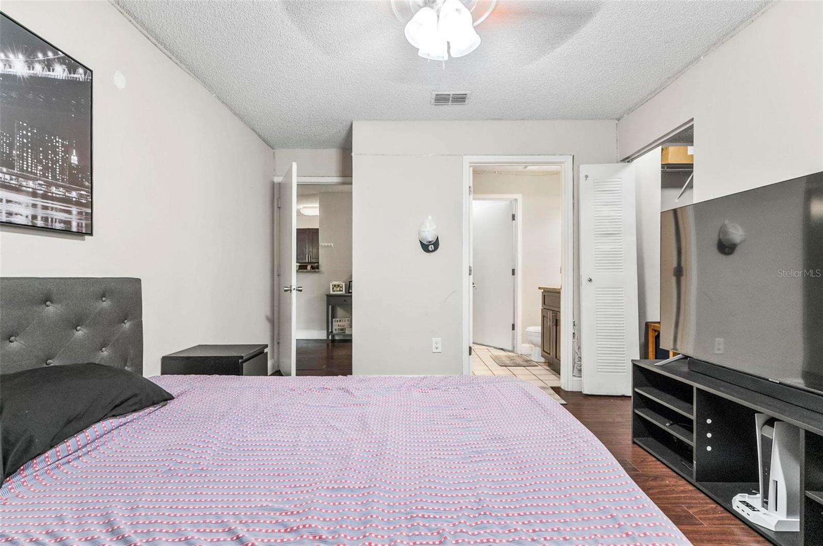 Image 33 of 62 For 2501 Grassy Point Drive 103