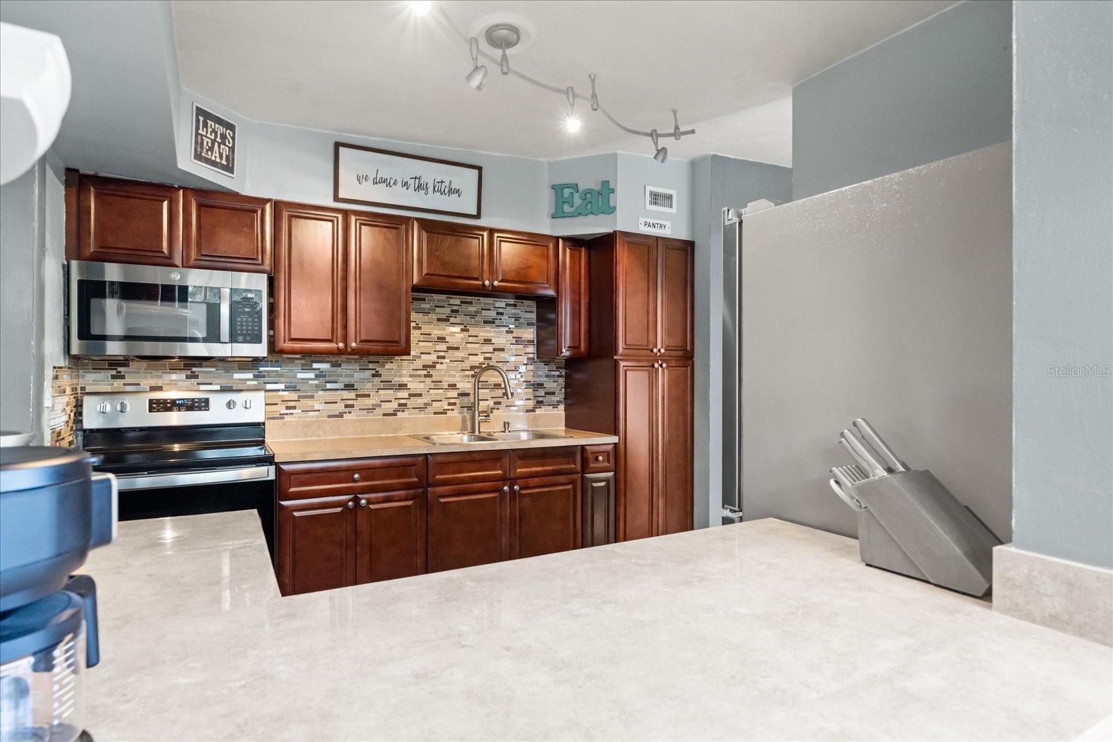 Image 17 of 25 For 793 Greenway Place