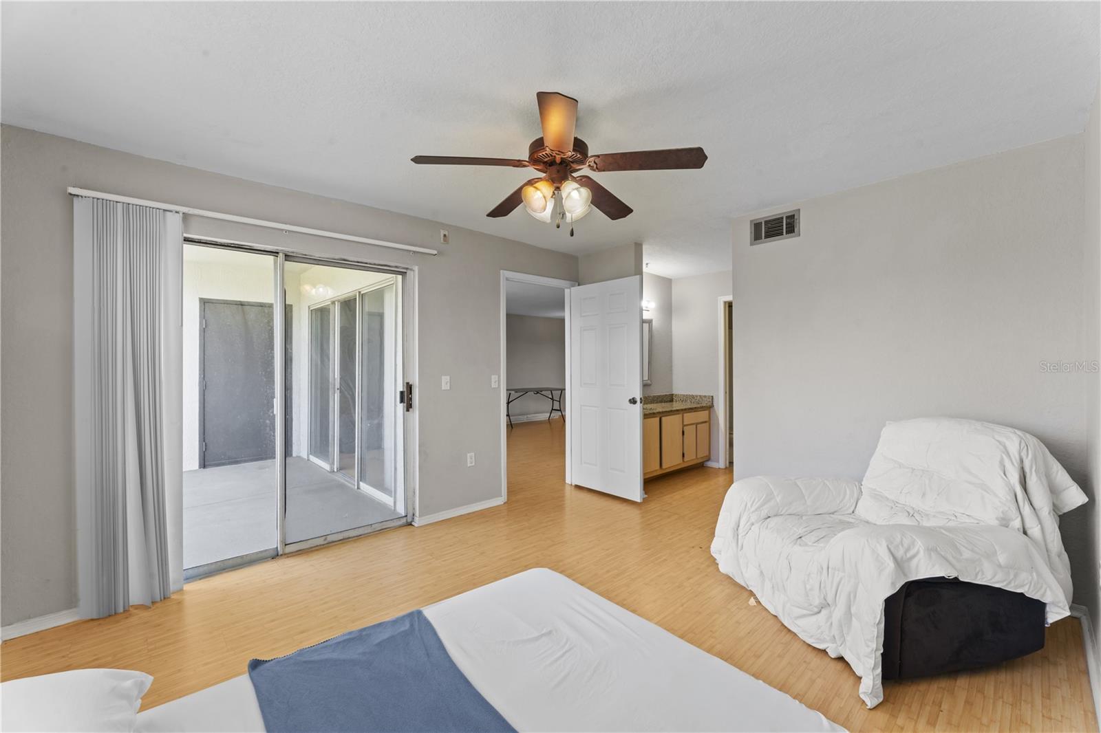 Image 11 of 31 For 13929 Fairway Island Drive 825