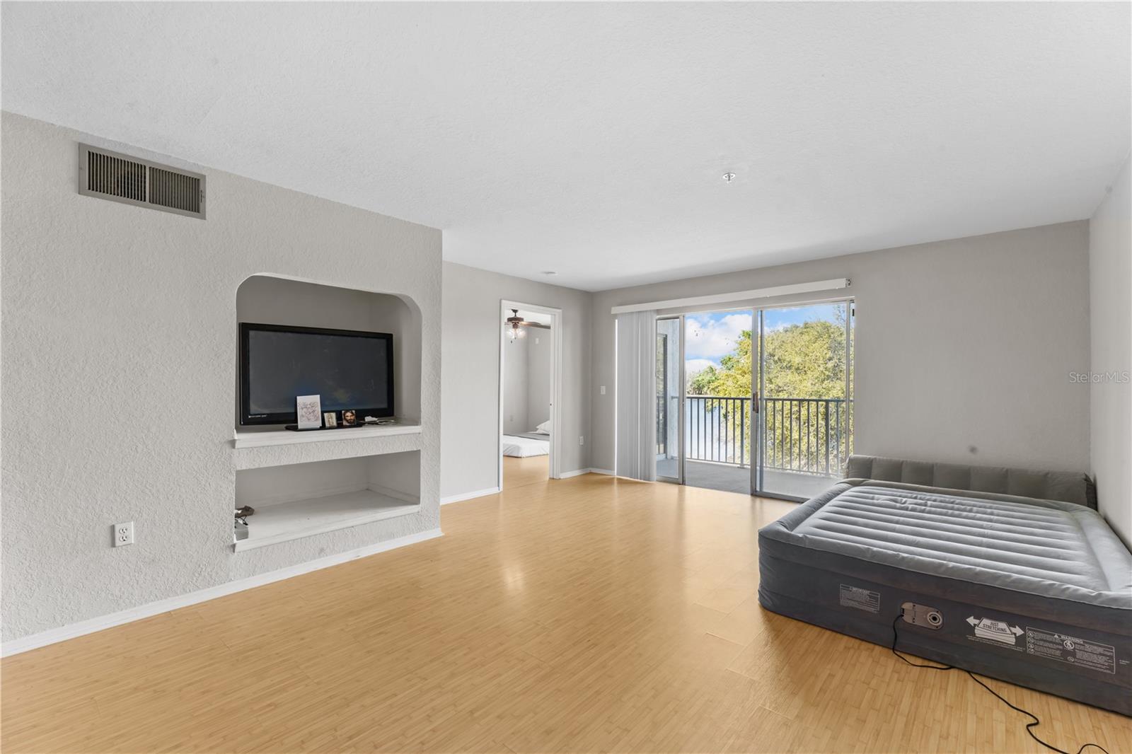 Image 23 of 31 For 13929 Fairway Island Drive 825