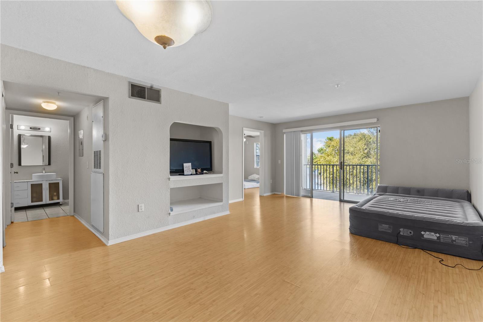 Image 4 of 31 For 13929 Fairway Island Drive 825