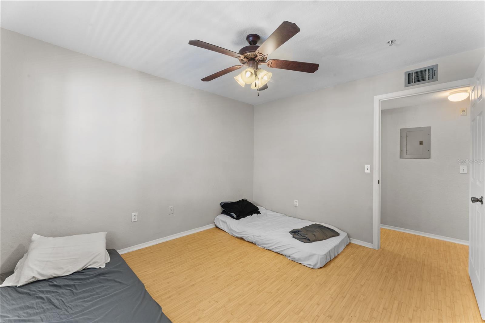 Image 7 of 31 For 13929 Fairway Island Drive 825
