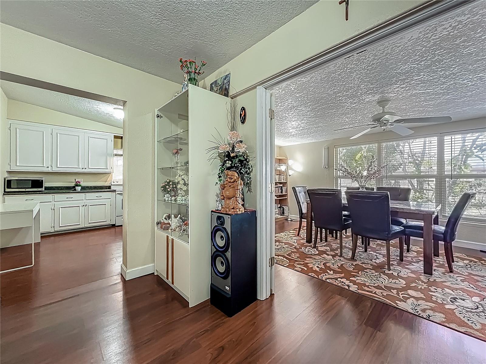 Image 17 of 51 For 920 Gloriosa Avenue