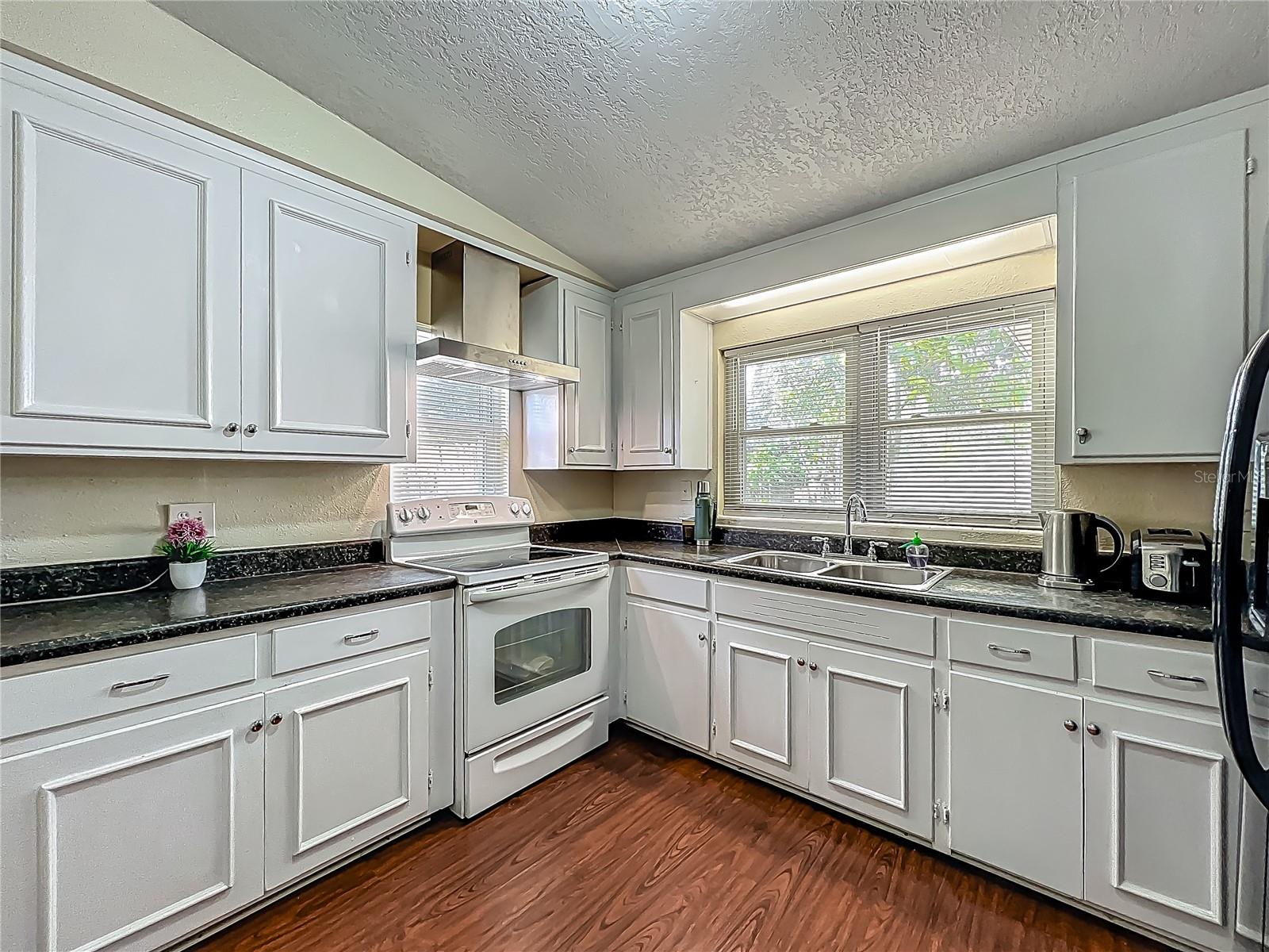 Image 20 of 51 For 920 Gloriosa Avenue