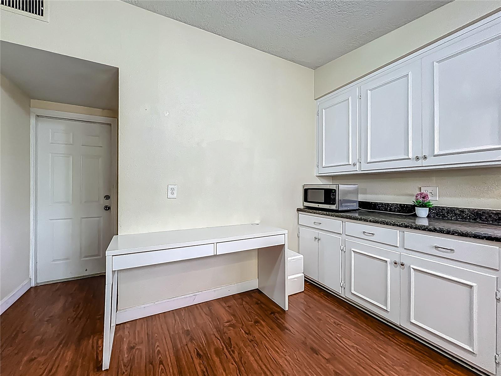 Image 21 of 51 For 920 Gloriosa Avenue