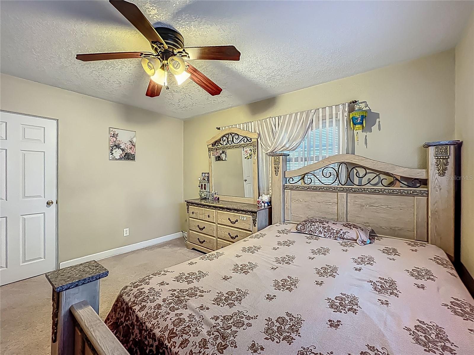 Image 23 of 51 For 920 Gloriosa Avenue