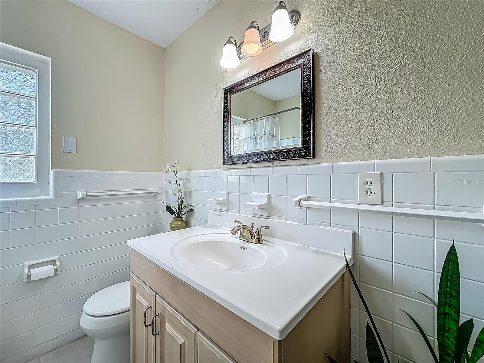 Image 24 of 51 For 920 Gloriosa Avenue