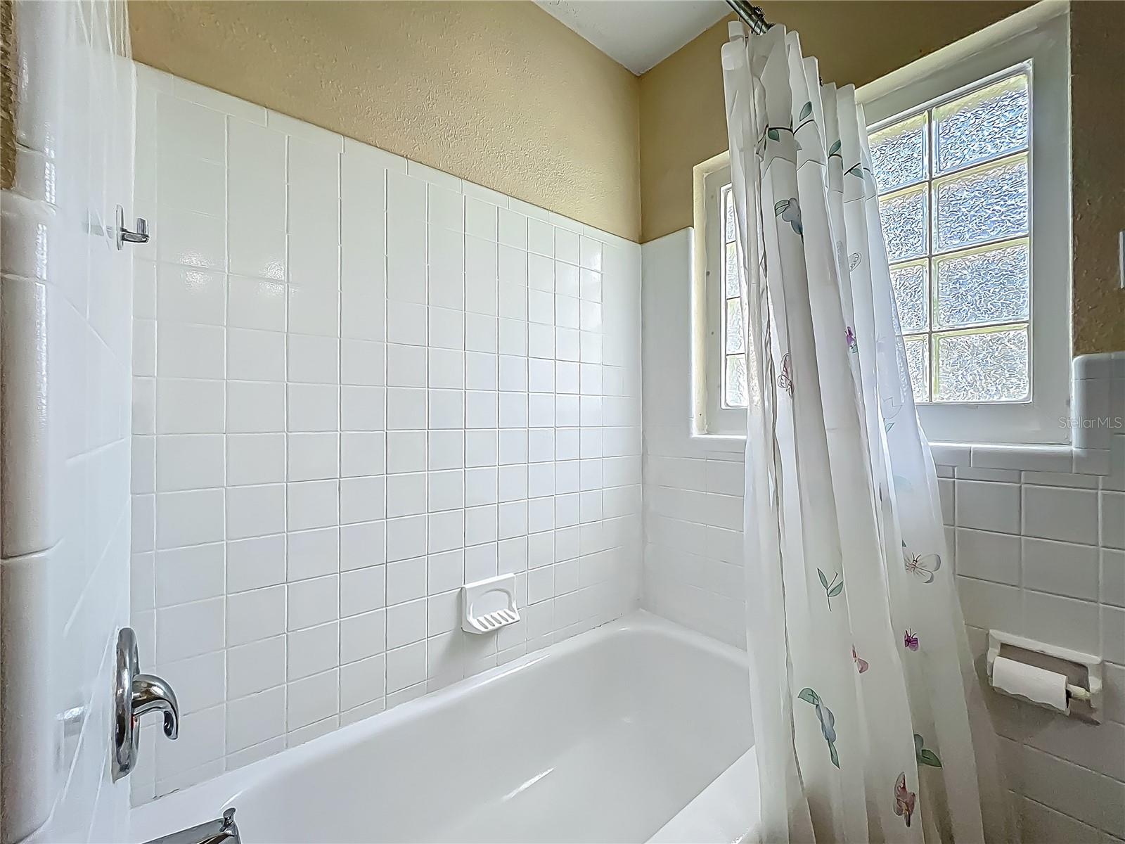 Image 25 of 51 For 920 Gloriosa Avenue